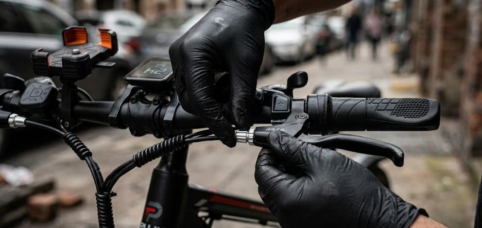 demonstration of how to tighten the brake cable of the PUJH PU149 commuter electric bicycle