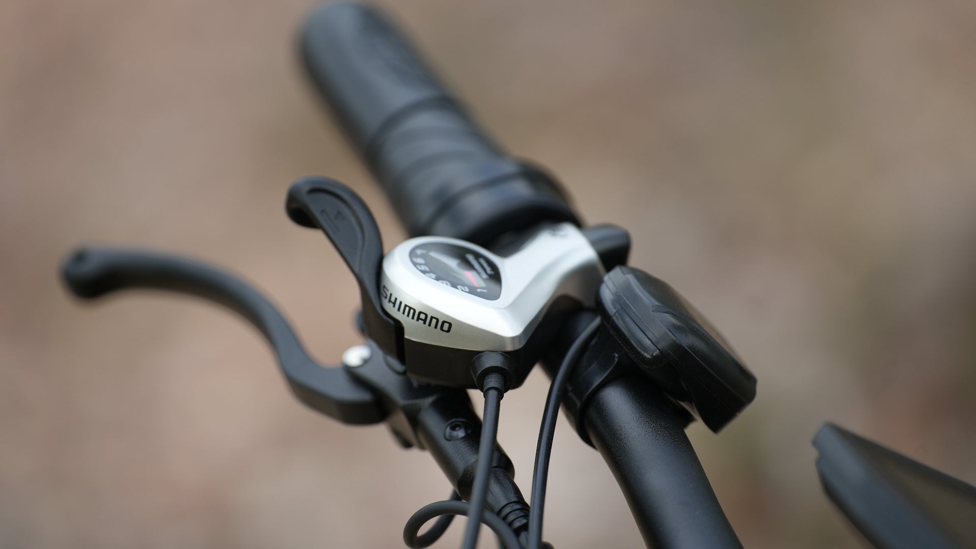 The PUJH PU149 city ebike with an advanced Shimano 21-speed gear system, allowing you to maintain a comfortable pedaling cadence while riding.